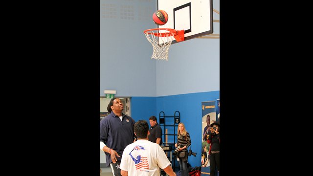Sam Perkins gets hands on with clinic participants.