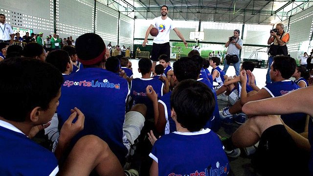 Not only does Greivis Vasquez provide a group of young Venezuelans with tips on basketball, he encourages them to put energy into academics.