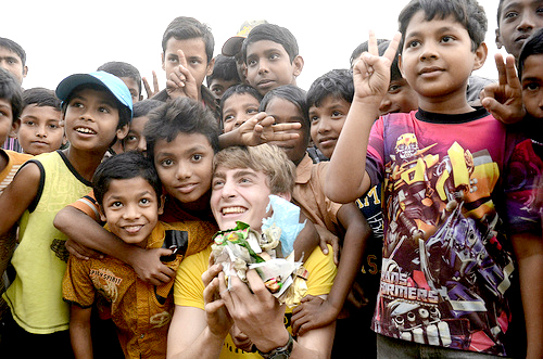 Filip posing with Bangladeshi children whle picking up garbage.