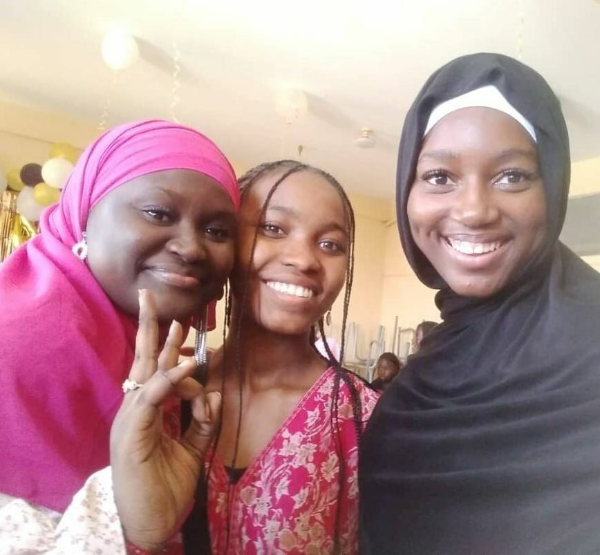 (YES) Abroad participant, Lauryn Ford poses with two Senegalese students