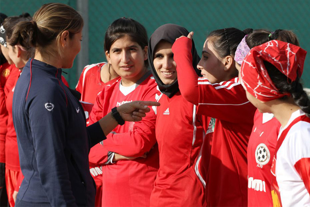 vive le fouteballe ! - Page 31 10-afghanistan_soccer_envoy_2012_lorrie_fair_talk