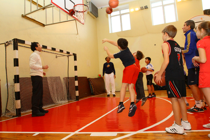 The WNBA Envoys teach the Ukrainian athletes a new basketball shooting game. 