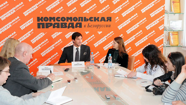 Evan Lysacek speaks to members of the Belarus press at a media conference.