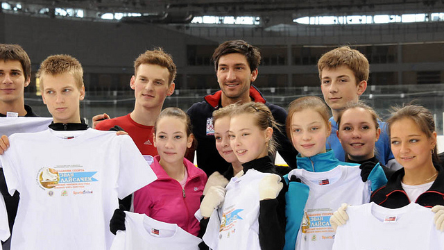 Evan Lysacek poses with young skaters after a clinic.