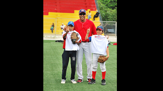 Barry Larkin with clinic participants in Ecuador.