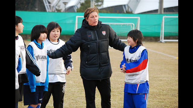 U.S. forward Abby Wambach organizes a match with the enthusiastic Japanese players.