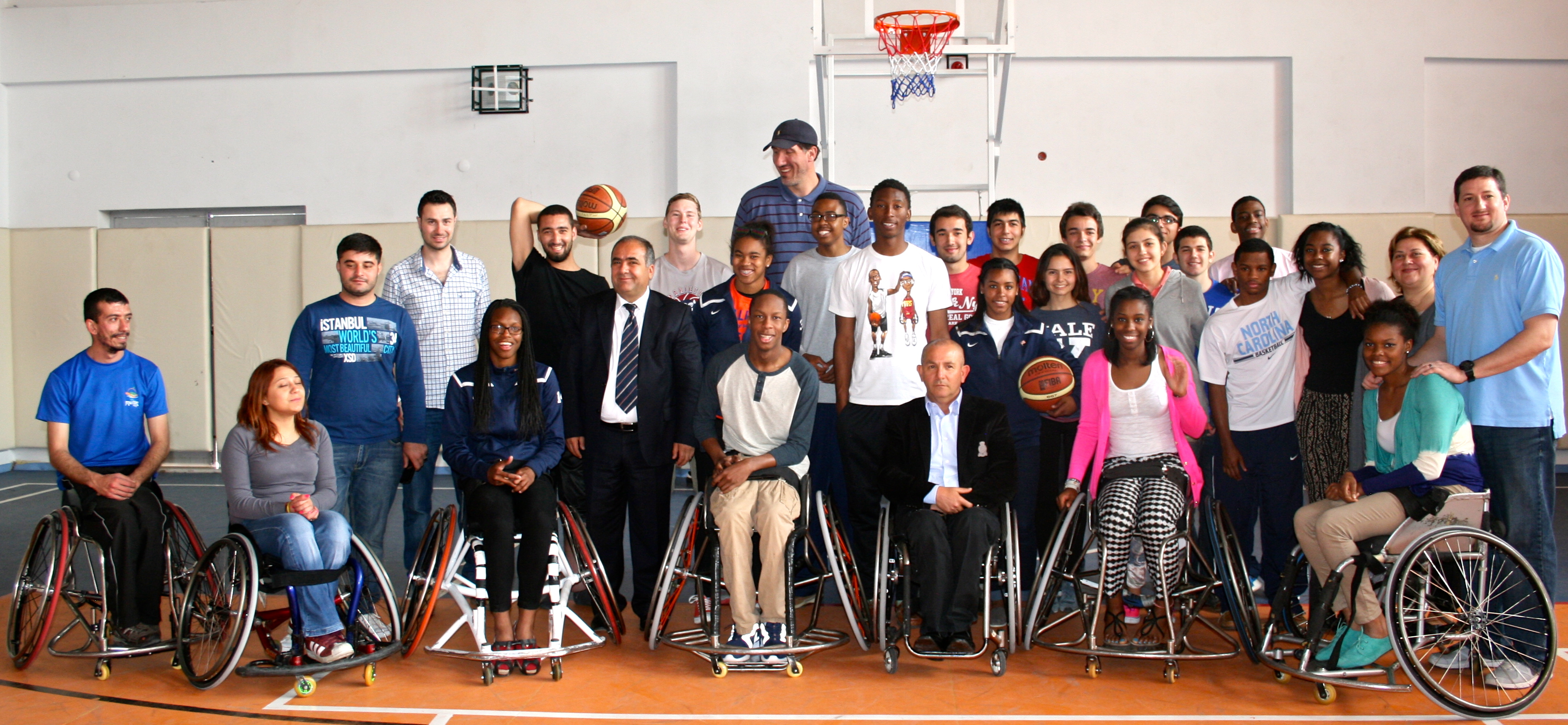 In Adana, the SportsUnited group practiced with and talked to basketball players with disabilities, with the goal of increasing the students&#039; awareness of the challenges they face and their determination to overcome them