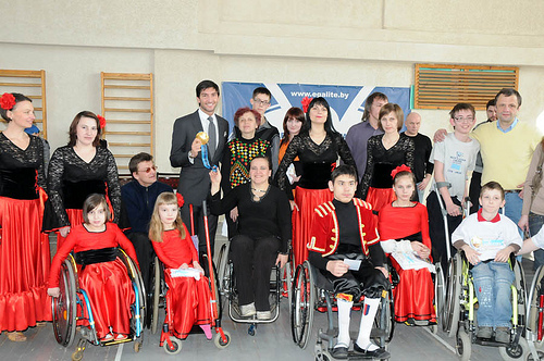 Evan Lysacek visits the sports rehabilitation center “Egalite,” which promotes sports for people with disabilities.