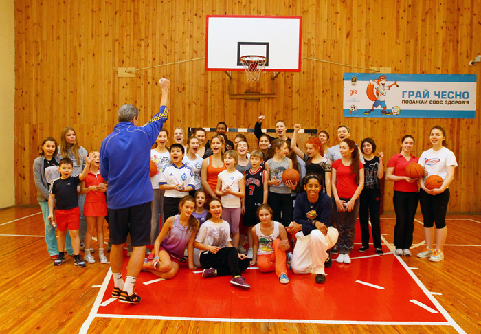 The group joins together after the medley of clinics for a photo with the Sports Envoys. 