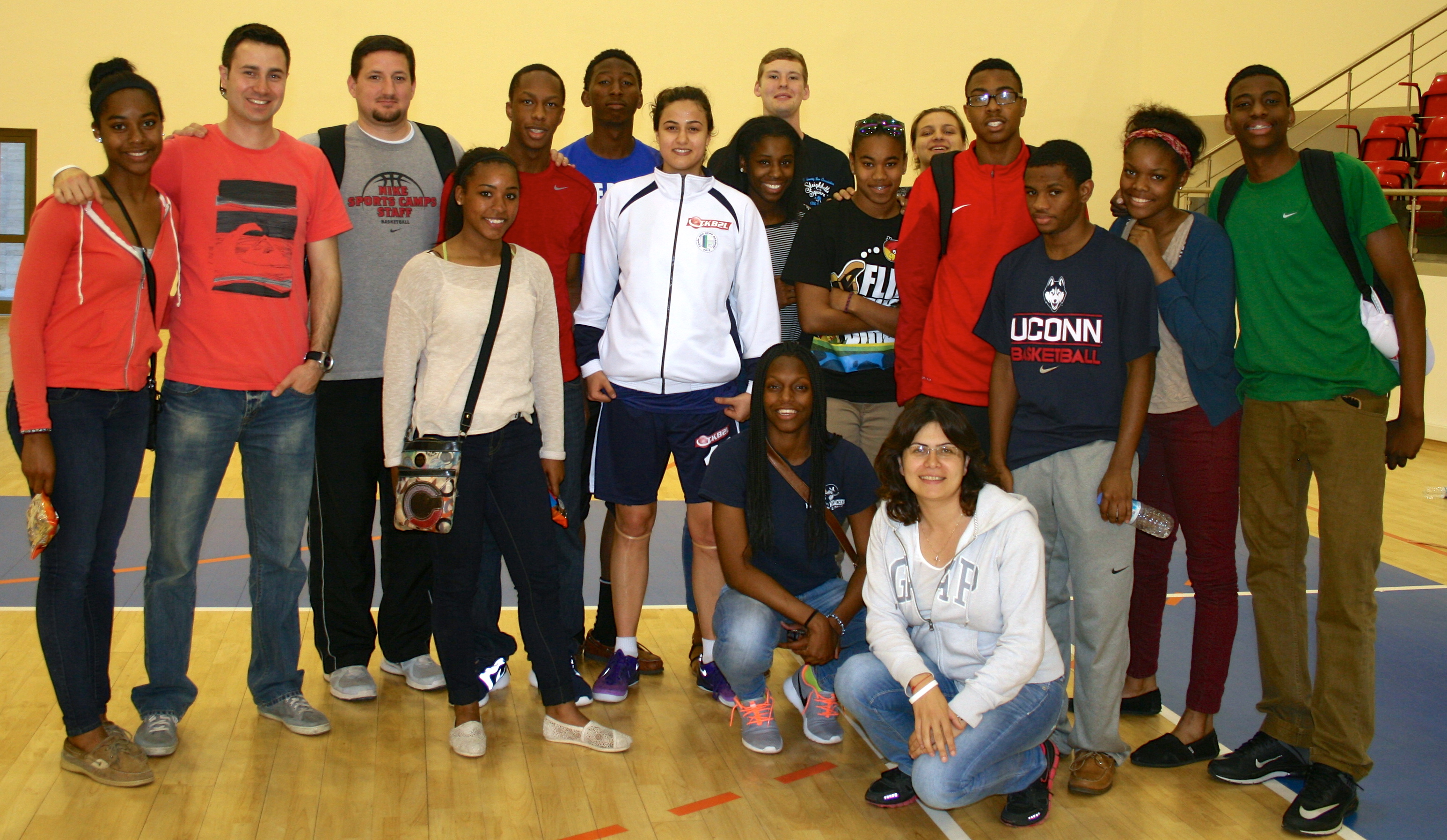 SportsUnited Turkey-Armenia exchange alumna, Eda Cula (in the middle, in white), currently a professional player in Turkey, hosted the group at her league game in Adana