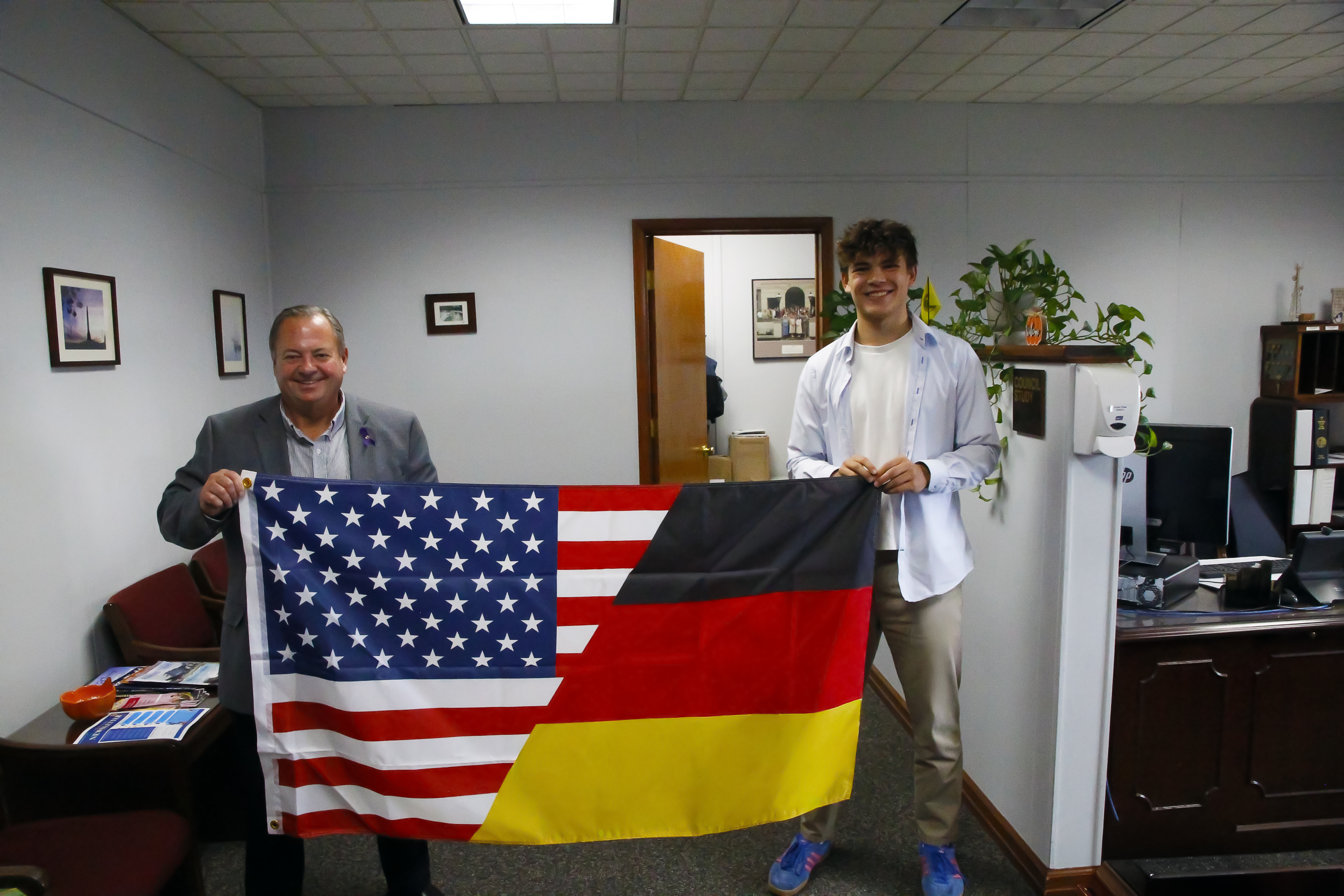 Jan (right) meets with Elmira Mayor Daniel Mandell. 