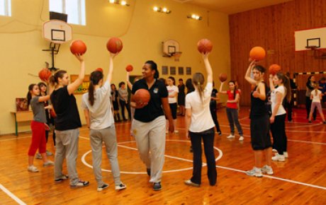 The girls basketball team works with Tamika Raymond on drills and skills.