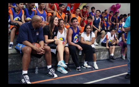 Darvin Ham, Kayte Christensen and Greivis Vasquez sit with clinic participants.