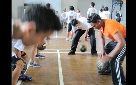 Edna Campbell leads drills with the participants.