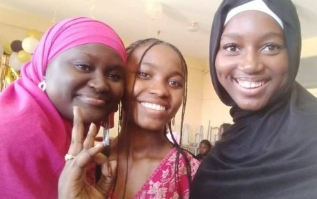 (YES) Abroad participant, Lauryn Ford poses with two Senegalese students