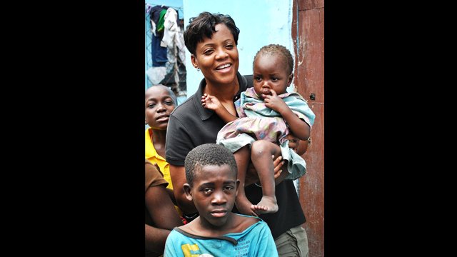 Former WNBA Player Edna Campbell meets Congolese children.