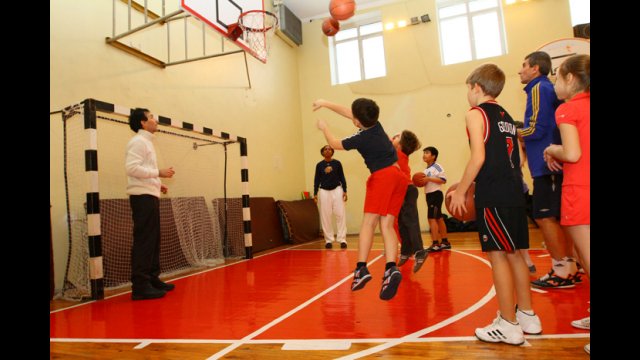 The WNBA Envoys teach the Ukrainian athletes a new basketball shooting game. 