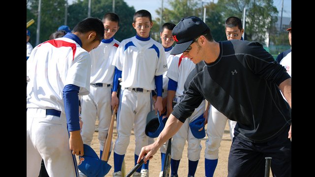 Orioles player Brady Anderson creates a game strategy with players at the Takarazuka clinic.
