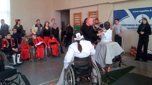 Evan Lysacek learns about wheelchair fencing at the sports rehabilitation center.
