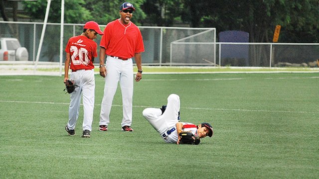 Barry Larkin does catching drills with young Ecuadorians at a clinic in Guayaquil.