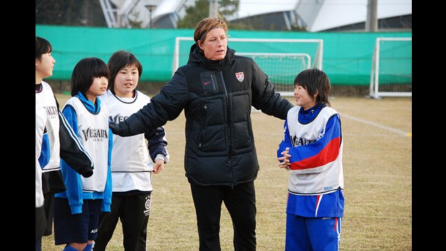 U.S. forward Abby Wambach organizes a match with the enthusiastic Japanese players.