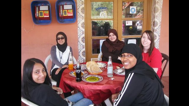 NSLI-Y scholars share a meal together.