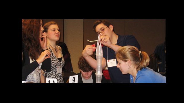 YES Abroad applicants work together during the “Build a Tower” group exercise.