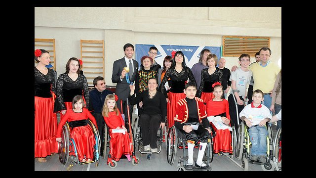 Evan Lysacek visits the sports rehabilitation center “Egalite,” which promotes sports for people with disabilities.