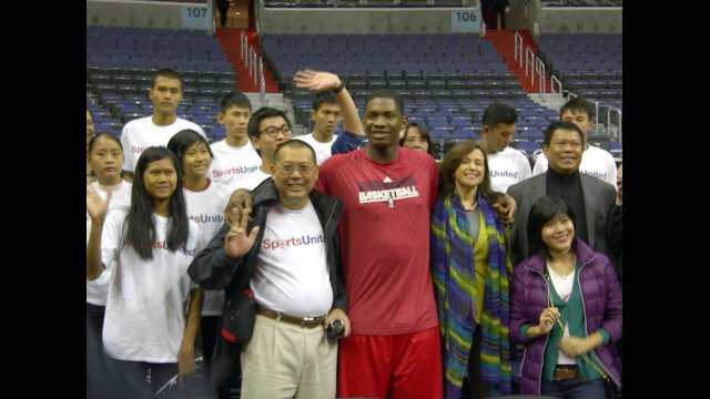 NBA Wizards player Kevin Seraphin joins for a picture with U.S. Department of State Bureau of Educational and Cultural Affairs Undersecretary Sonenshine, Ambassador Than Swe, and the basketball delegation from Burma.