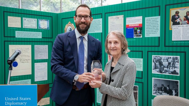 Mark Strohr present the Citizen Diplomacy Award to Elsa Nicolovius